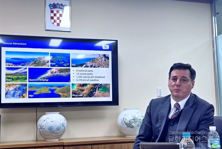 Nikica Doresić, representative of the Croatian National Tourist Board Representative Office Seoul, explains the Croatian tourism industry at a presentation held at Coryo Daeyungak Tower in Seoul, on Oct. 4.