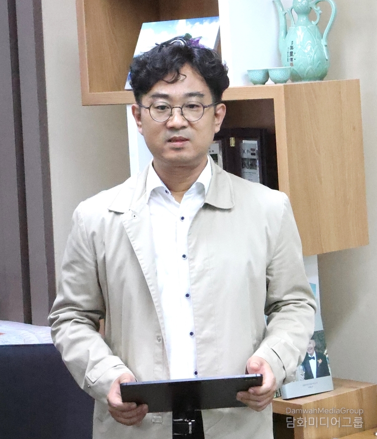 Park Ki-bae, head of T'Way Air's European and Oceanic Route Team, introduces the flight schedule on the Incheon-Zagreb route.