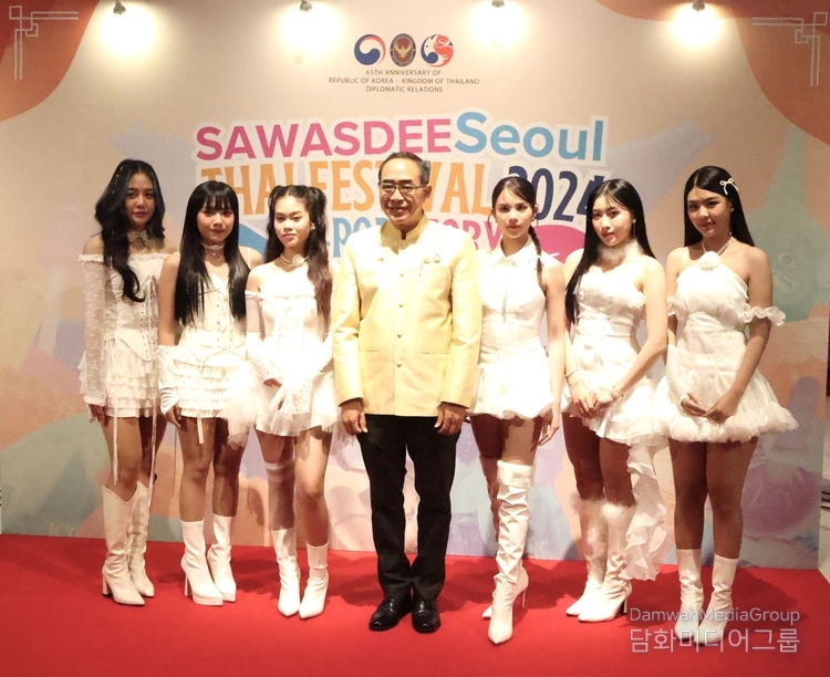 Thai Ambassador to Korea Tanee Sangrat poses with T-POP girl group.