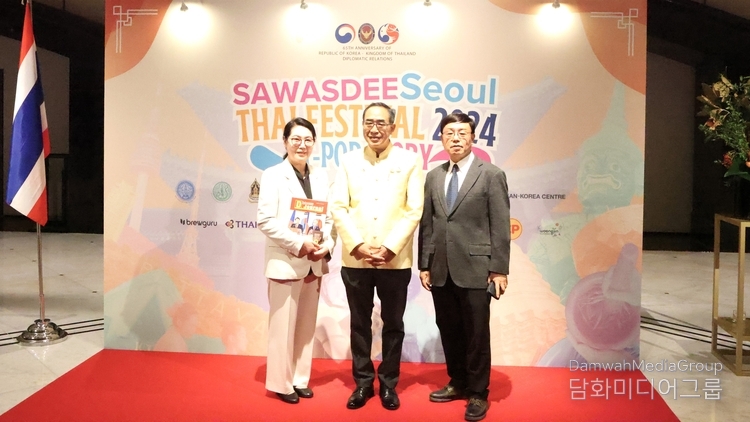 Lee Kap-soo (right), managing director of Diplomacy Journal, and Thai Ambassador to Korea Tanee Sangrat (center), and Lee Mi-hyung, cultural editor of Diplomacy Journal, pose for a photo.