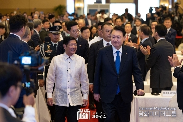 President Yoon Suk-yeol (right) and Philippine President Ferdinand Romualdez Marcos Jr. walk to attend the Korea-Philippines Business Forum on July 7, 2024. / Courtesy of the Presidential Office