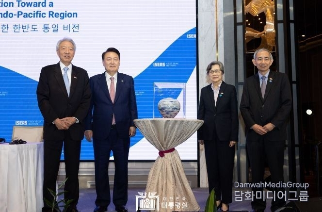 President Yoon Suk-yeol (second from the left) takes a photo after delivering a speech at the 47th Singapore Lecture at the Orchard Hotel in Singapore on Oct. 9 (local time).