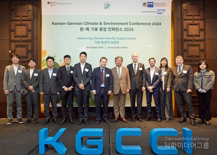 (From left) Kyungseok Oh, Executive Managing Director at Pulmuone; Jinwan Hyun, Sustainability Lead of SAP Korea; Kyoungwon Kim, Vice President and Head of Sustainability Group at POSCO E&C; Jongmin Park, Deputy Director from Korea's Ministry of Trade, Industry and Energy; Dr. Dschun Song, Managing Director of BASF Korea; H.E. Georg Schmidt, German Ambassador to Korea; Sang-Hyup Kim, Co-Chairperson of the Presidential Commission on Carbon Neutrality and Green Growth; Dr. Martin Henkelmann, President and CEO of KGCCI; Austin Menyasz, SAP Head of Government Affairs SEA; Nam Hee Kim, Director of Office of ESG Management Support at KEITI; Jörn Beissert, Deputy Head of Mission at the German Embassy in Korea; and Jihee Jeong, Chair of the Secretariat of Korean-German Energy Partnership pose for a group photo at the ‘Korean-German Climate & Environment Conference 2024.’ / Courtesy of KGCCI<br>
