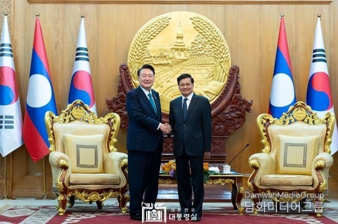 President Yoon Suk-yeol, who is visiting Vientiane, Laos, to attend the ASEAN-related summit, holds his first bilateral meeting with Lao President Thongloun Sisoulith on Oct. 10.