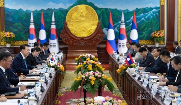 President Yoon Suk-yeol (second from the left), and Lao President Thongloun Sisoulith (third from the right) hold a meeting at the presidential palace on the sidelines of the Association of Southeast Asian Nations summit in Vientiane, Laos, on Oct. 10.