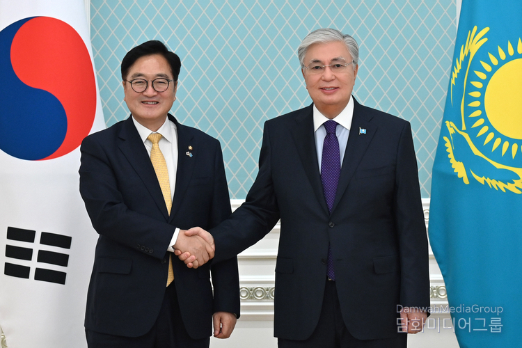 President Tokayev and Speaker Woo Won-shik shake hands and pose for a photo.