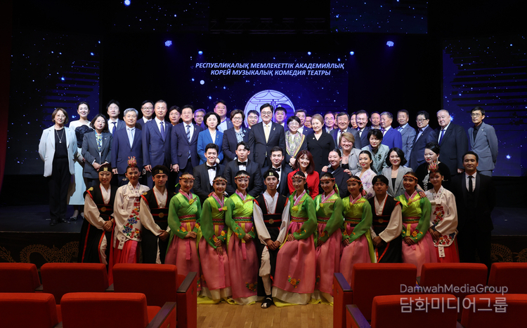 Speaker Woo Won-shik meets with representatives of the Korean Association of Kazakhstan and the Korean Theater.
