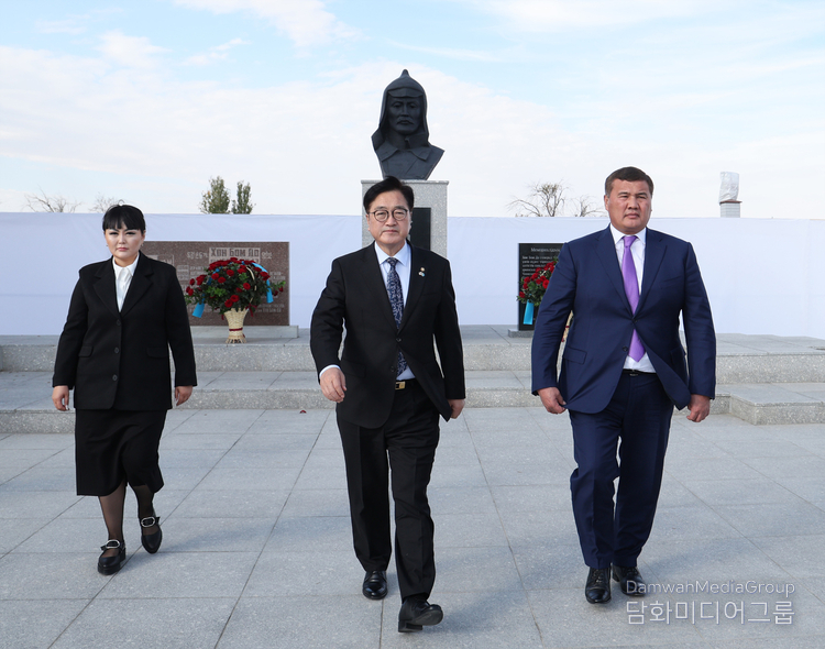 Speaker Woo Won-shik takes a commemorative photo with Kyzylorda Region Governor Nurlybek Nalibayev near the memorial complex of General Hong Beom-do.