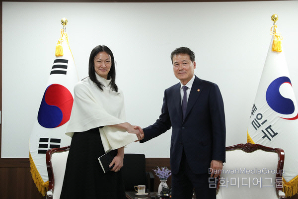 US Special Envoy on North Korean Human Rights Issues Julie Turner (left) meets with Unification Minister Kim Young-ho.