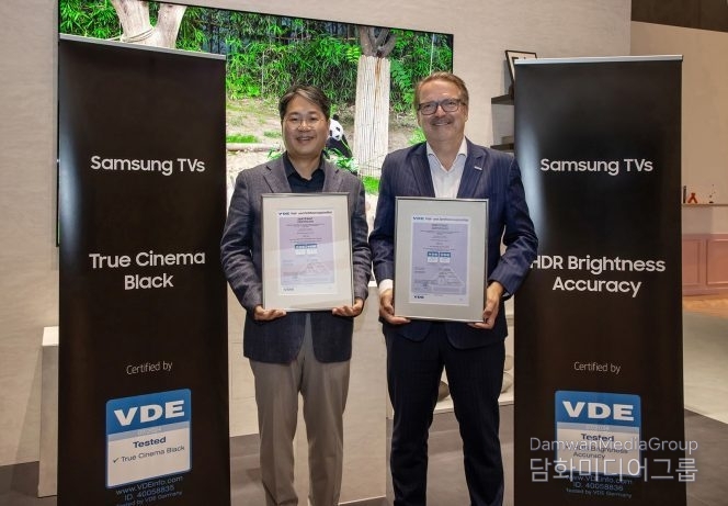 Kim Yong-jae (left), Vice President of Samsung Electronics' Video Display Division, and Sven Ocke, President of Marketing and Sales at VDE, pose for a photo during a ceremony to award the Image Quality Excellence Certification at the Samsung Exhibition Center at IFA in Berlin, Germany, on Oct. 5.