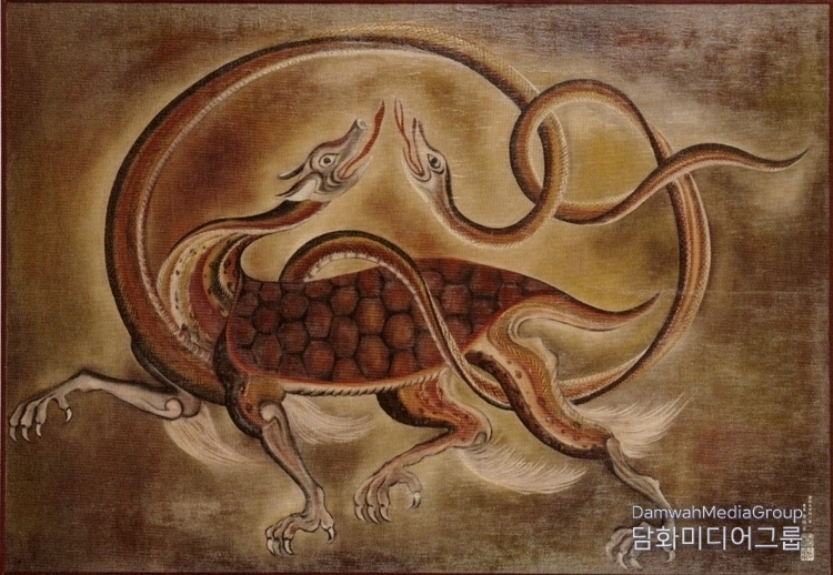 Hyeonmudo / It is the deity who rules over the five heavenly gates, whose form is that of a turtle, and whose body is coiled with snakes, facing each other. The work by Artist Cheongmok Kim Hwan-kyung (Size 100 / Price 200,000,000 won