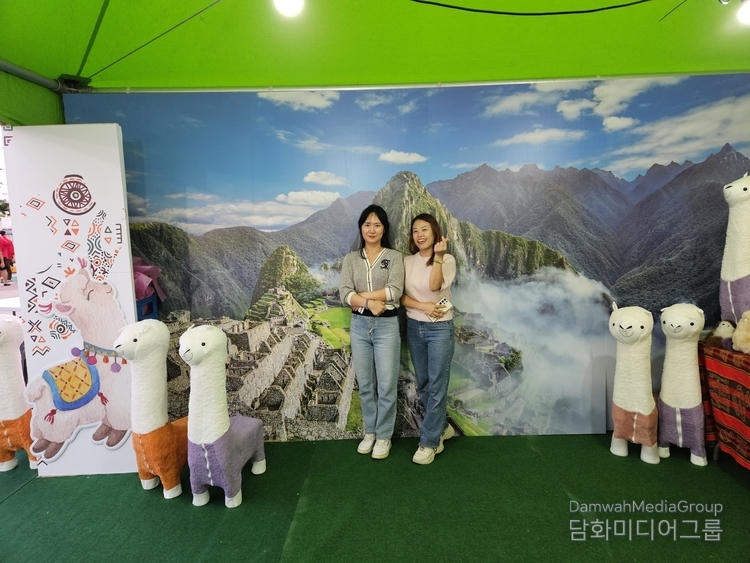 Korean visitors take a commemorative photo at the Peruvian booth.
