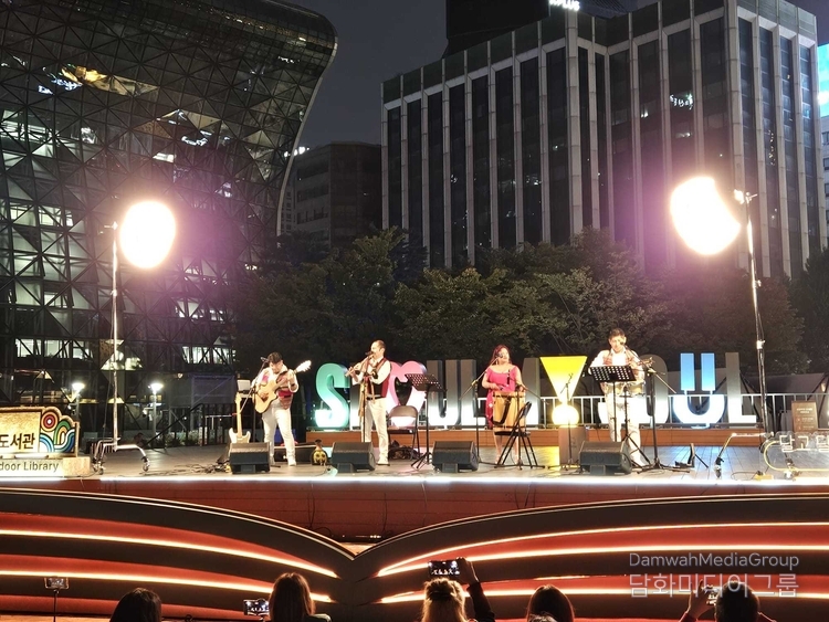 A Peruvian group presents Andean music.