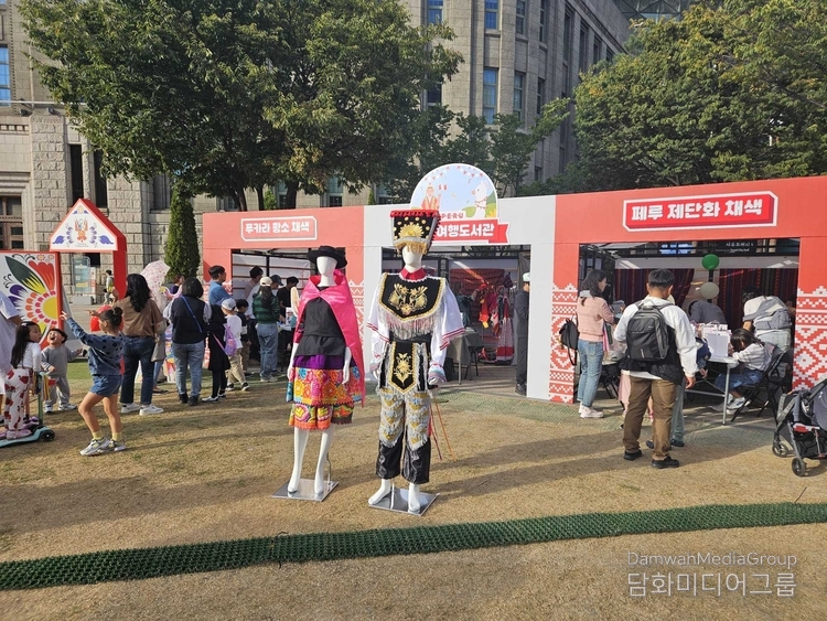 A front view of the Peruvian booth.