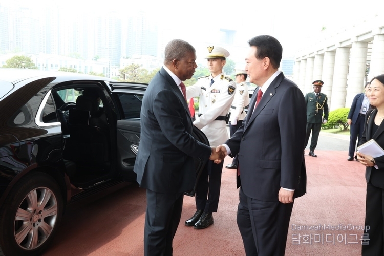 President João Manuel Lourenço of Angola (left) shakes hands with President Yoon Suk-yeol.