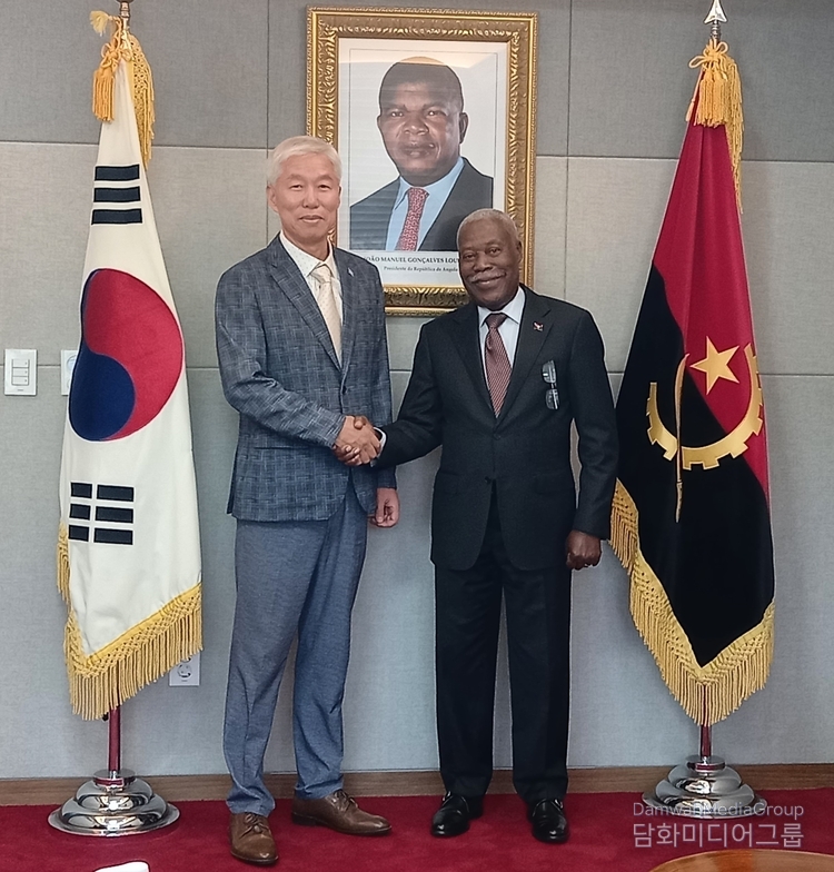 Amb. Edgar Gaspar Martins of Angola (right) poses with Chairman Lee Jon-young of Diplomacy Journal.