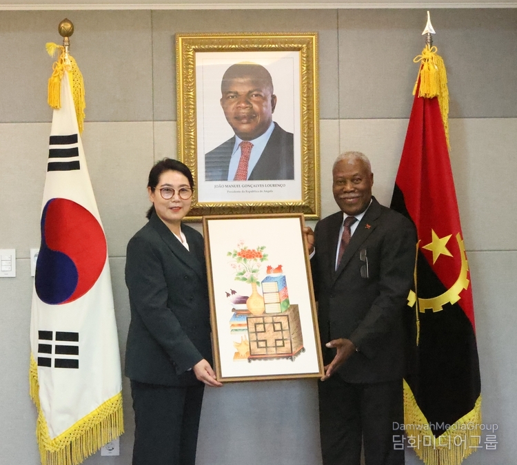 Cultural Editor Lee Mi-hyung of Diplomacy Journal (left) who is also professor of the Department of Cultural Content, the Institute for Adult & Continuing Education of Myongji University, presents a folk painting to Amb. Edgar Gaspar Martins of Angola as a gift.