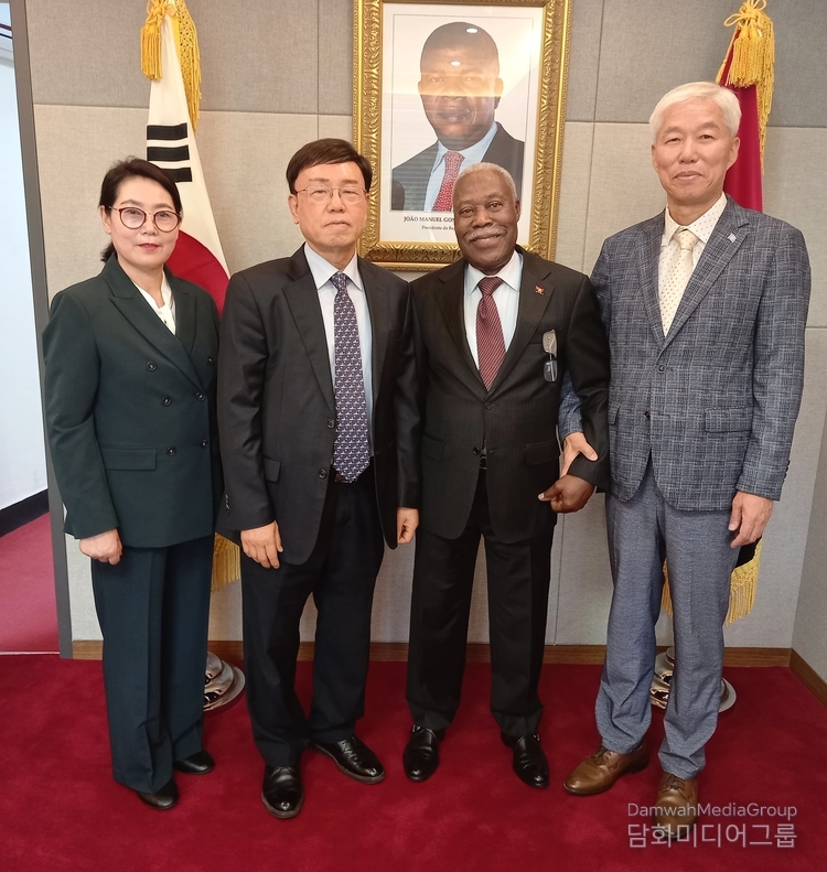 Amb. Edgar Gaspar Martins of Angola (third from the left) takes a commemorative photo with (from the left) Cultural Editor Lee Mi-hyung, Managing Editor Lee Kap-soo and Chairman Lee Jon-young of Diplomacy Journal.