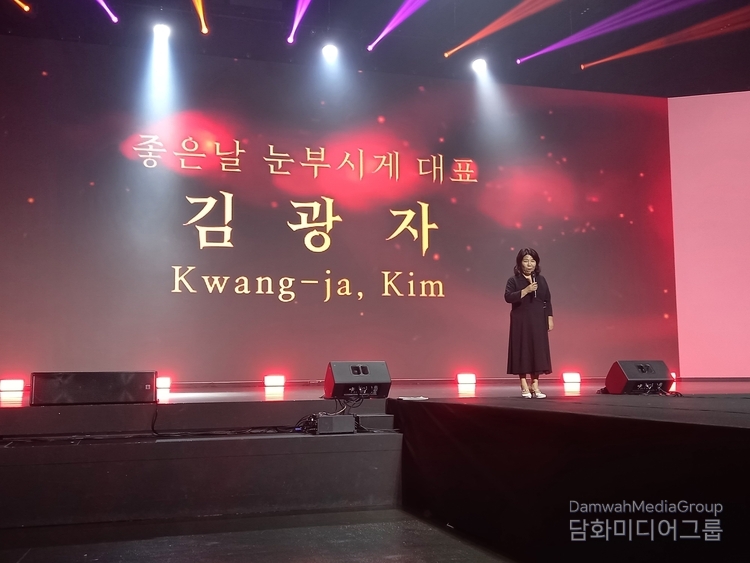 Kim Kwang-ja (center), CEO of Hanbok Good Day, delivers congratulatory remarks.