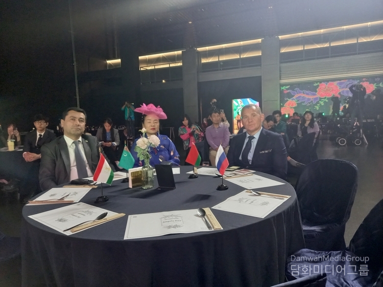 Amb. Begench Durdyyev of Turkmenistan to Korea (left) and Amb. Andrew Chernetsky of Belarus to Korea (right) watch the international Hanbok fashion show.