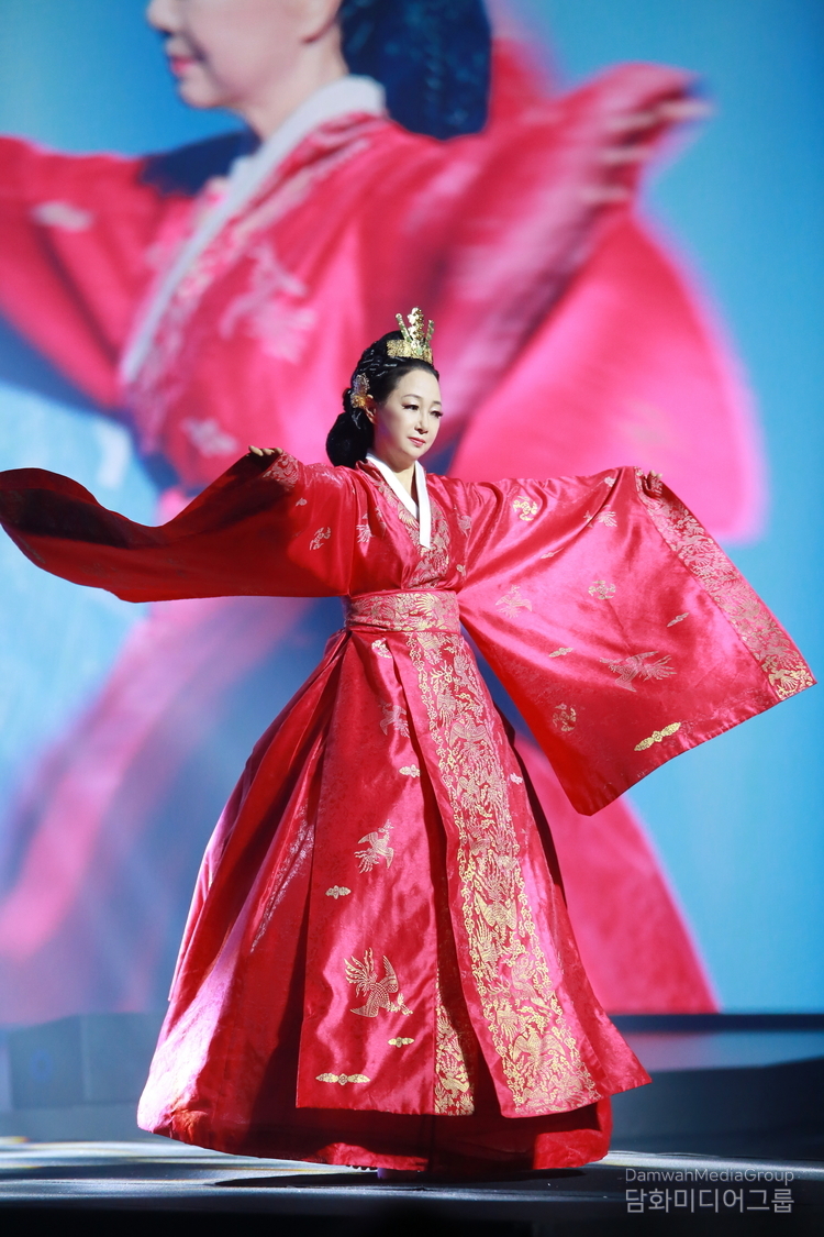 Model Seo Won-gyum shows off traditional Hanbok at the fashion show.