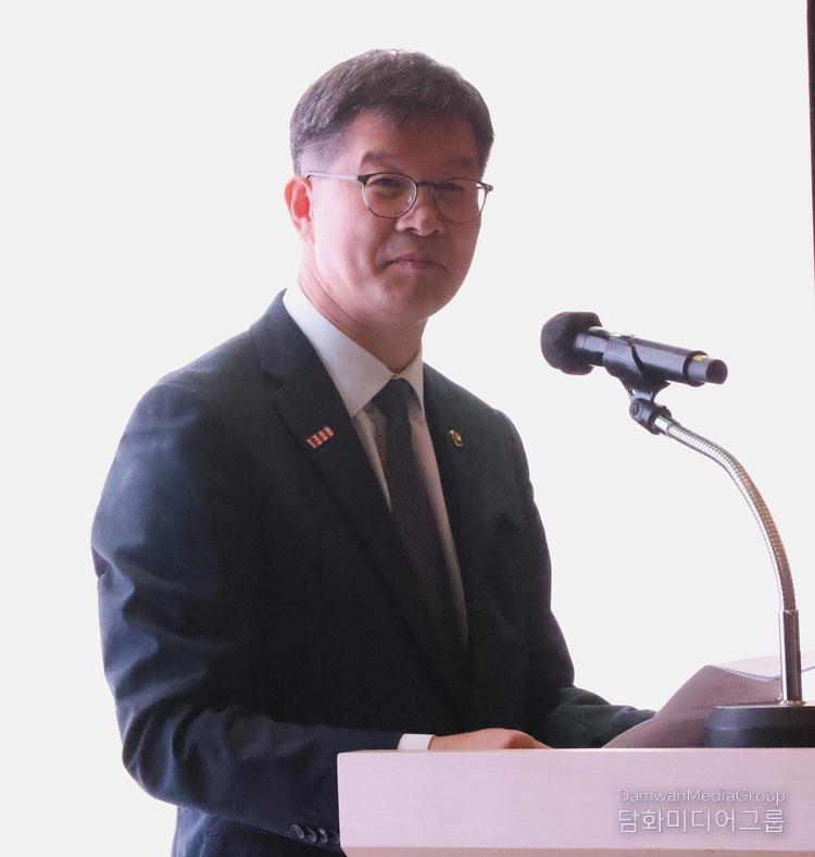 First Vice Minister of Health and Welfare Lee Ki-il gives his congratulatory speech.