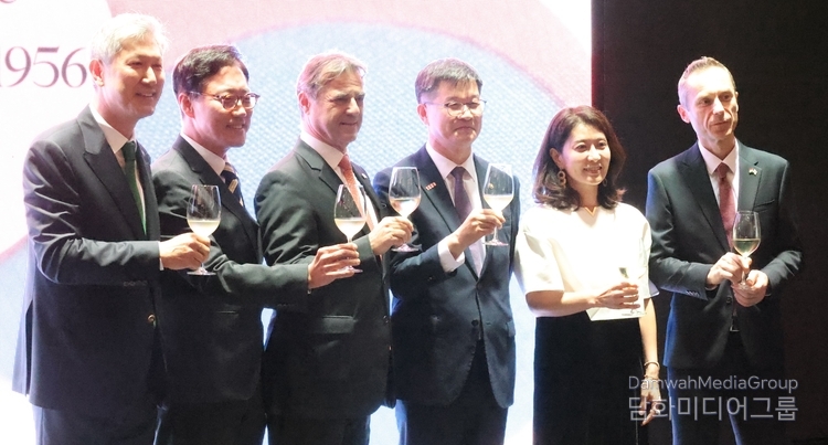 Amb. Istvan Szerdahelyi of Hungary (third from the left), along with other guests, proposes a toast to greater future development between South Korea and Hungary at a reception held at the Pullman Hotel in Seoul.