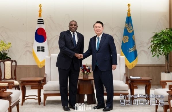 President Yoon Suk-yeol (right) shakes hands with British Foreign Secretary David Lammy in Seoul on Oct. 21, 2024.