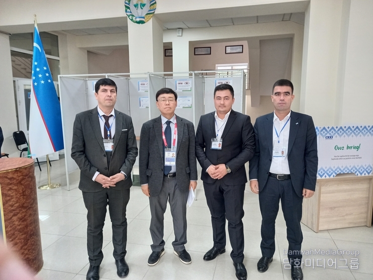 Managing Editor Lee Kap-soo of Diplomacy Journal (second from the left) takes a commemorative photo with Professor Baxriddin of the Tioxmmi Milliy Tadqiqot University (far left) and other officials