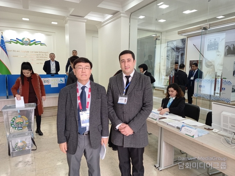 Managing Editor Lee Kap-soo of Diplomacy Journal (left) take a photo with Alimov Satvar, manager of the Parliamentary election.