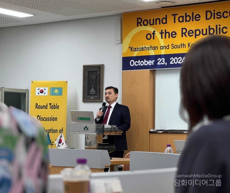 . Ambassador Nurgali Arystanov of Kazakhstan to Korea delivers a speech at the roundtable.