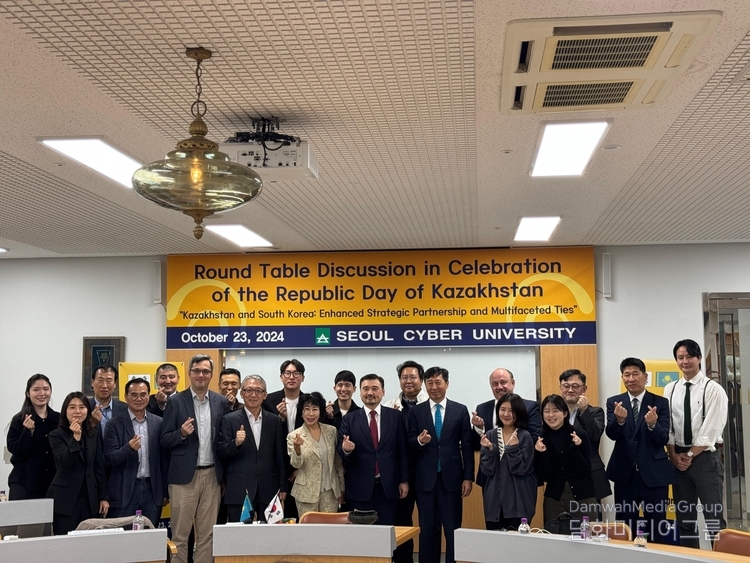 Roundtable participants take a commemorative photo.