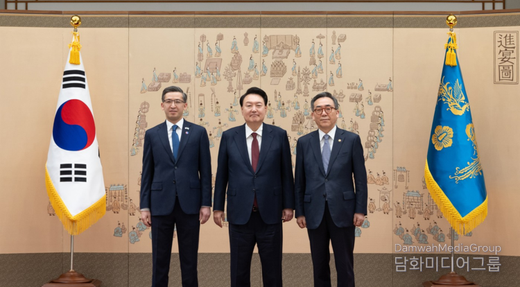 President Yoon Suk-yeol takes a photo with Uzbekistan's Ambassador to South Korea Alisher Abdusalomov after receiving his credentials at a ceremony to honor the ambassador at the presidential office in Yongsan, Seoul, on Oct. 28, 2024. / Courtesy of the Presidential Office