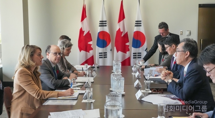 Minister of Foreign Affairs Cho Tae-yul (right) and Canadian Foreign Minister Mélanie Joly hold talks with accompanying officials on Nov. 1, 2024.