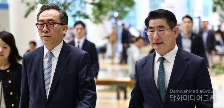 Foreign Minister Cho Tae-yul (left) and Defense Minister Kim Yong-hyun are returning home through Incheon International Airport on Nov. 3 after a trip to the U.S.