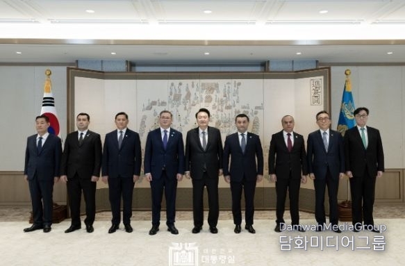 President Yoon Suk-yeol takes a commemorative photo with the heads of delegations of the five Central Asian countries visiting Korea for the 17th Korea-Central Asia Cooperation Forum on Nov. 4.