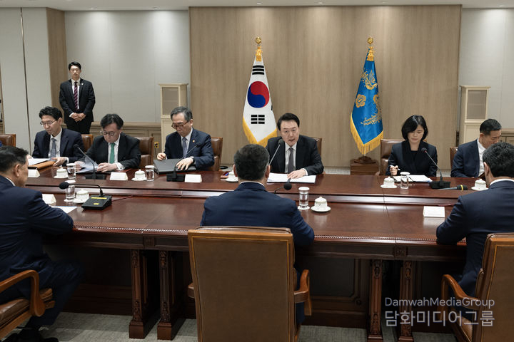 President Yoon Suk-yeol speaks while receiving the heads of delegations of five Central Asian countries visiting Korea for the 17th Korea-Central Asia Cooperation Forum on Nov. 4.