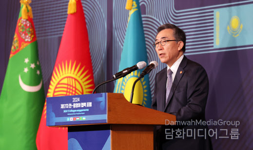 Minister of Foreign Affairs Cho Tae-yul delivers remarks at the '17th Korea-Central Asia Cooperation Forum' held in Seoul on Nov. 4, 2024.