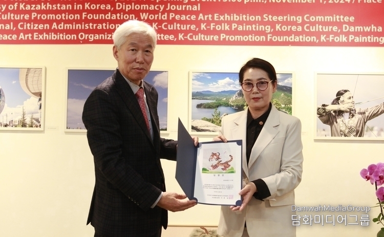 “Welcome to Sehwa” (Byeoksachobok 辟邪招福), a special exhibition of traditional paintings to ward off bad luck and wish for good fortune for the New Year 2025. Steering Committee Chairman Lee Mi-hyung (right) receives a letter of appointment from Lee Jon-young, the publisher of the monthly K-Folk Painting.