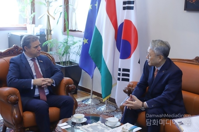 Hungarian Ambassador to Korea István Szerdahelyi (left) holds a meeting with President Jang Beom-sik of Soongsil University on Nov. 7.