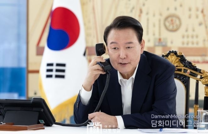 President Yoon Suk-yeol speaks with U.S. President-elect Donald Trump on the phone and congratulated him on Nov. 7. / Courtesy of the Presidential Office
