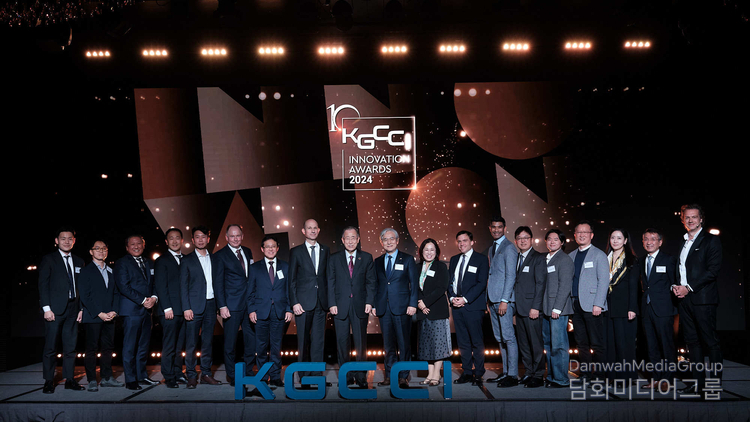 The winners of the ‘10th KGCCI Innovation Awards’, KGCCI board members and special guests pose for a group photo. / Courtesy of KGCCI