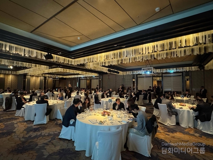 More than 70 foreign ambassadors accredited to Korea, representatives of Korea’s political, economic, scientific, cultural circles and mass media as well as of the Azerbaijani diaspora in Korea attend the event.