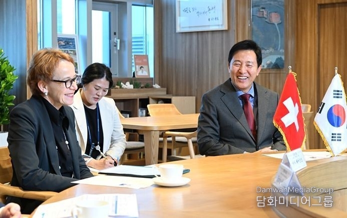 Seoul Mayor Oh Se-hoon (right) talks with Swiss Senate President Eva Herzog on Nov. 8.
