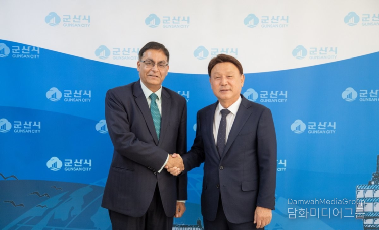 Gunsan City Mayor Kang Im-jun (right) poses for a photo with Indian Ambassador to Korea Amit Kumar during his visit to Gunsan to celebrate the 30th anniversary of Tata Daewoo Mobility Co. in Gunsan City on Nov. 11, 2024.