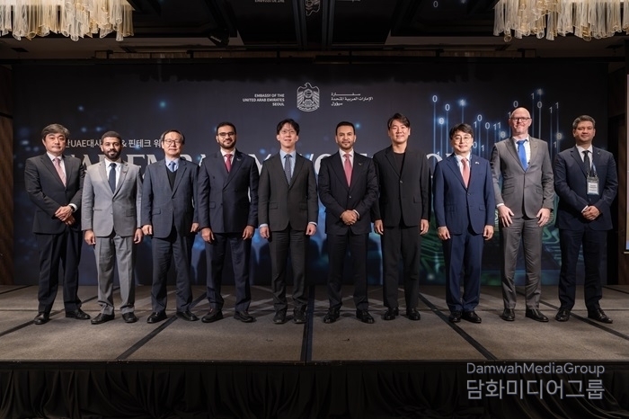 H.E. Abdulla Saif Al Nuaimi, UAE Ambassador to Korea (6th from the left), and participants in the workshop pose for a commemorative photo.