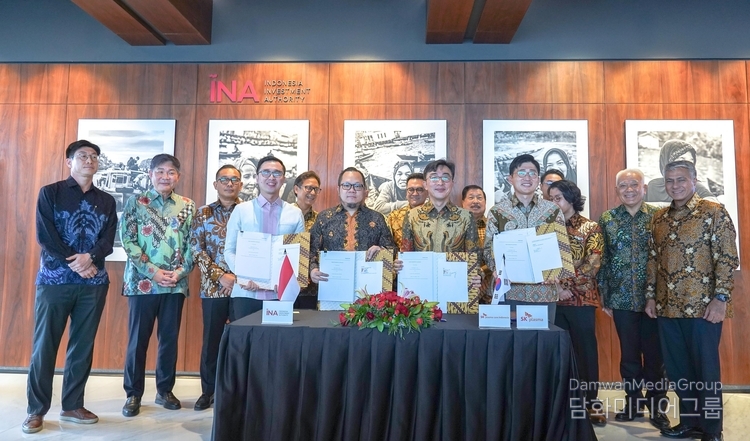 Ahn Jaehyun, CEO of SK Chemicals and SK Plasma (Row 2, second left), Roh Hyunho CEO of PT. SKPlasma Core Indonesia (Row 1, right), and Stefanus Hadiwidjaja, CIO of Indonesia Investment Authority (Row 1, third right), Andre Cahyadi, Vice President of Investment, Indonesia Investment Authority (Row 1, fourth right), Budi Gunadi Sadikin, Minister of Health of Indonesia (Row 2, fourth left), Todotua Pasaribu, Vice Minister of Investment and Downstream Industry (BKPM) of Indonesia (Row 2, thrid left), take a commemorative photo with other guests. / Courtesy of SK Chemicals
