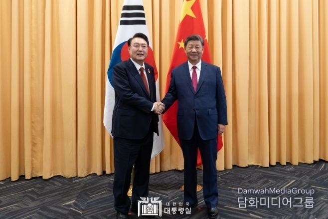 President Yoon Suk-yeol (left) holds a summit with Chinese President Xi Jinping in Peru on Nov. 15, 2024./ Courtesy of the Office of the President