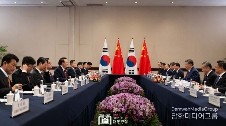 President Yoon Suk-yeol and Chinese President Xi Jinping hold a meeting with entourages in Peru on Nov. 15, 2024./ Courtesy of the Office of the President