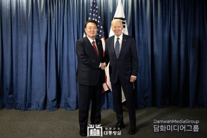 President Yoon Suk-yeol (left) takes a photo with U.S. President Joe Biden before the U.S.-South Korea summit at the Lima Convention Center on Nov. 15, 2024. / Courtesy of the Presidential Office